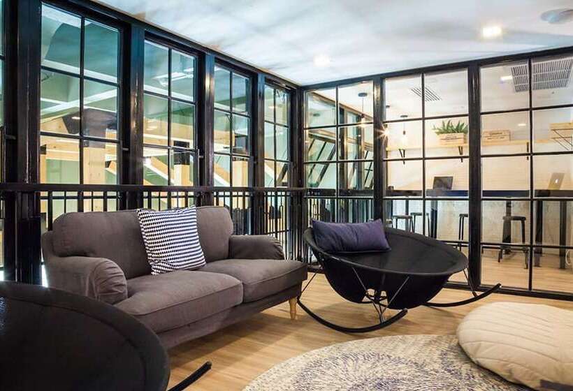 Travel Light Hostel Pattaya