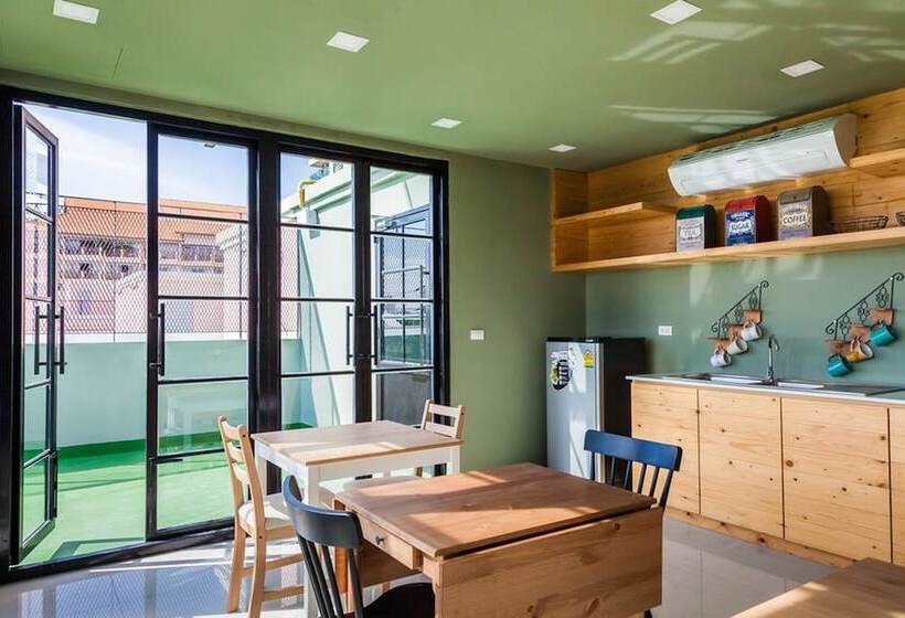 Travel Light Hostel Pattaya