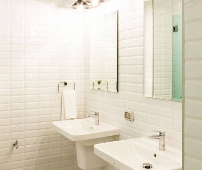 Travel Light Hostel Pattaya