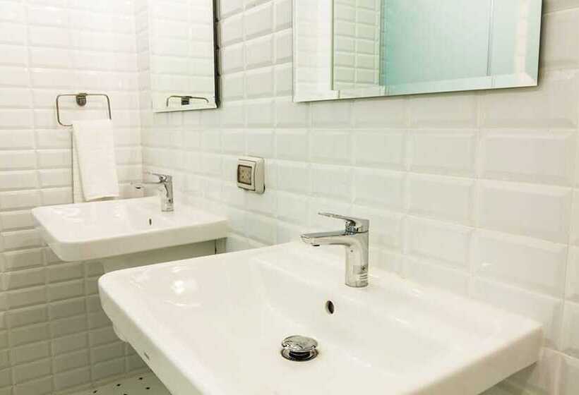 Travel Light Hostel Pattaya