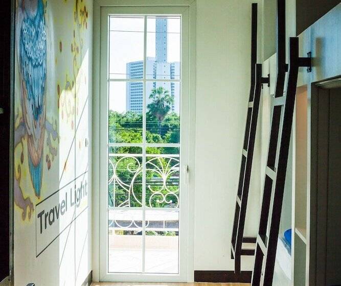 Travel Light Hostel Pattaya