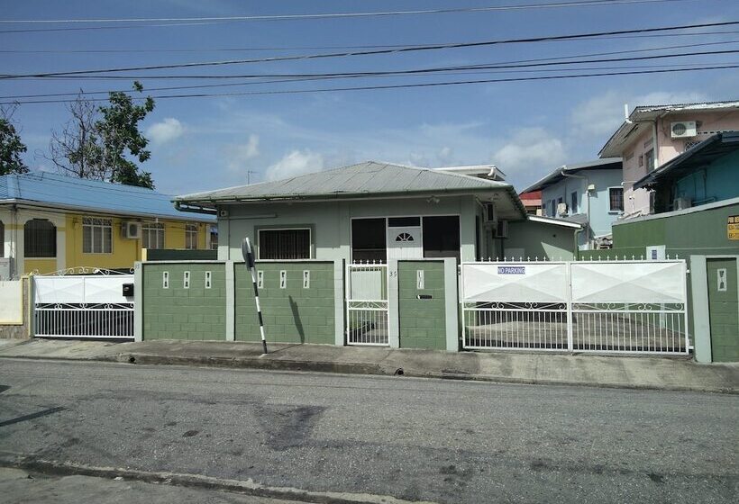 تختخواب و صبحانه Woodbrook On The Avenue