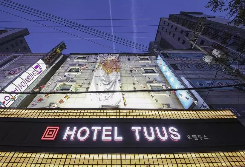 هتل Tuus