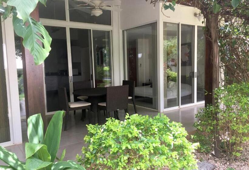 The Breeze Hotel & Villas