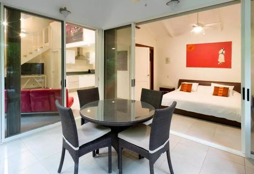 The Breeze Hotel & Villas