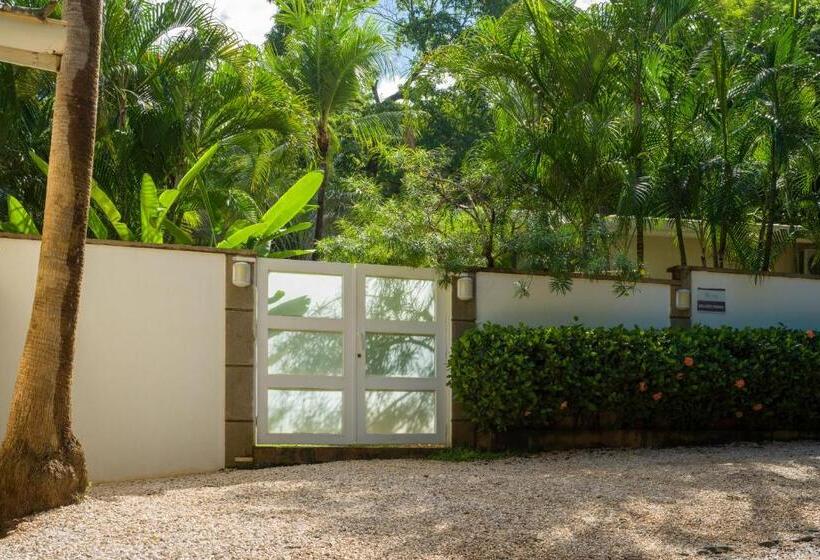 The Breeze Hotel & Villas