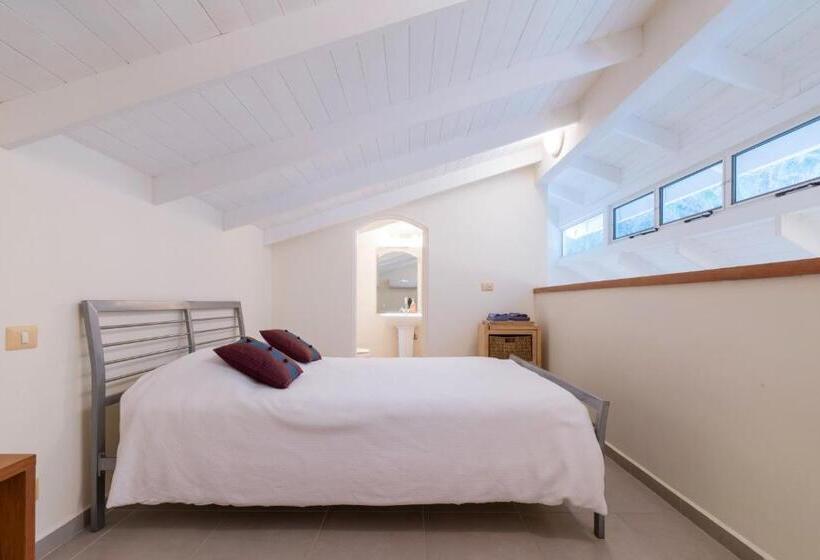 The Breeze Hotel & Villas