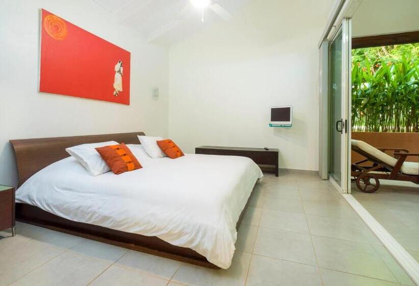 The Breeze Hotel & Villas