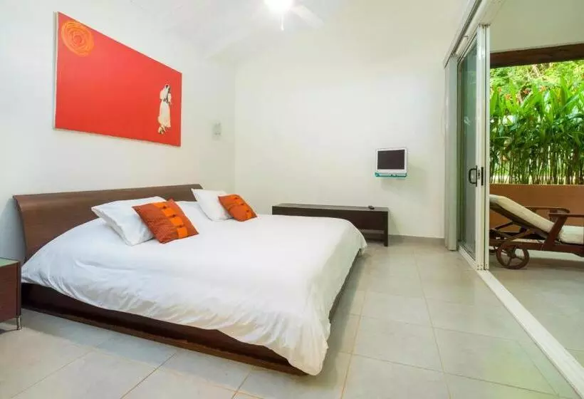 The Breeze Hotel & Villas