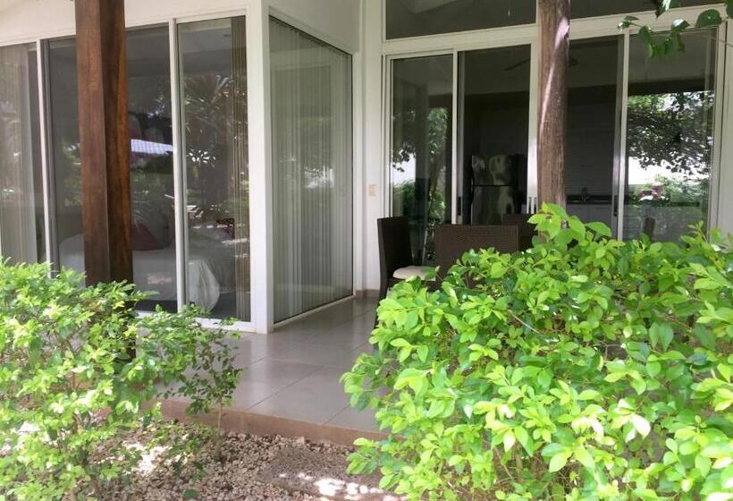 The Breeze Hotel & Villas