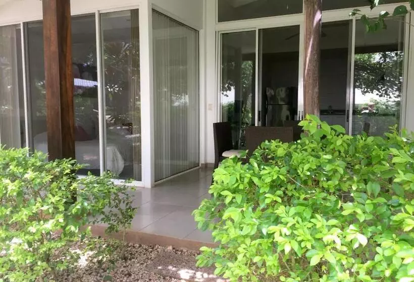 The Breeze Hotel & Villas