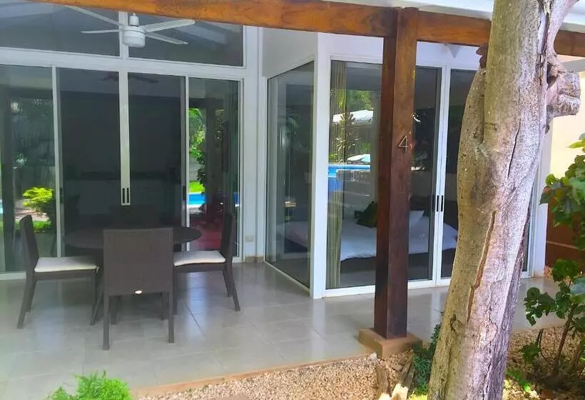 The Breeze Hotel & Villas