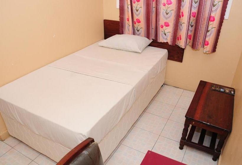 هاستل Safari Inn