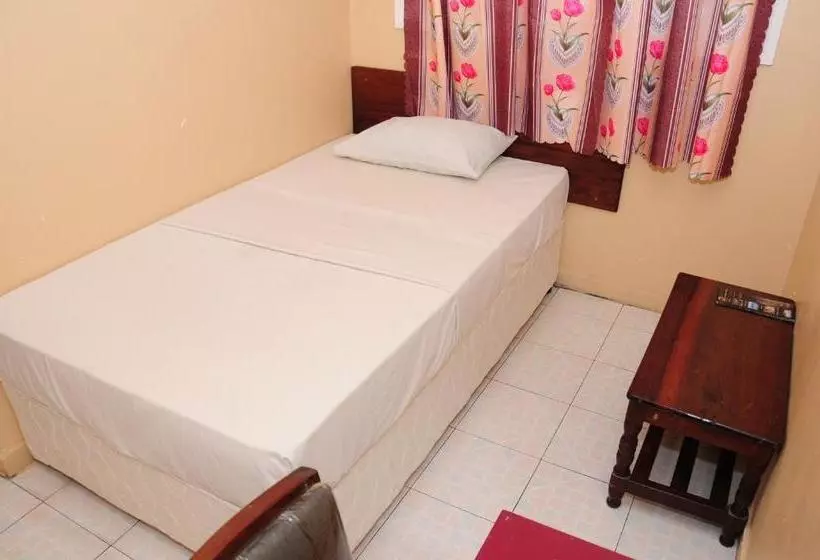 هاستل Safari Inn