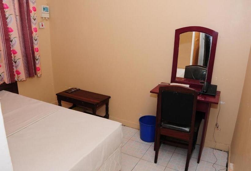 هاستل Safari Inn