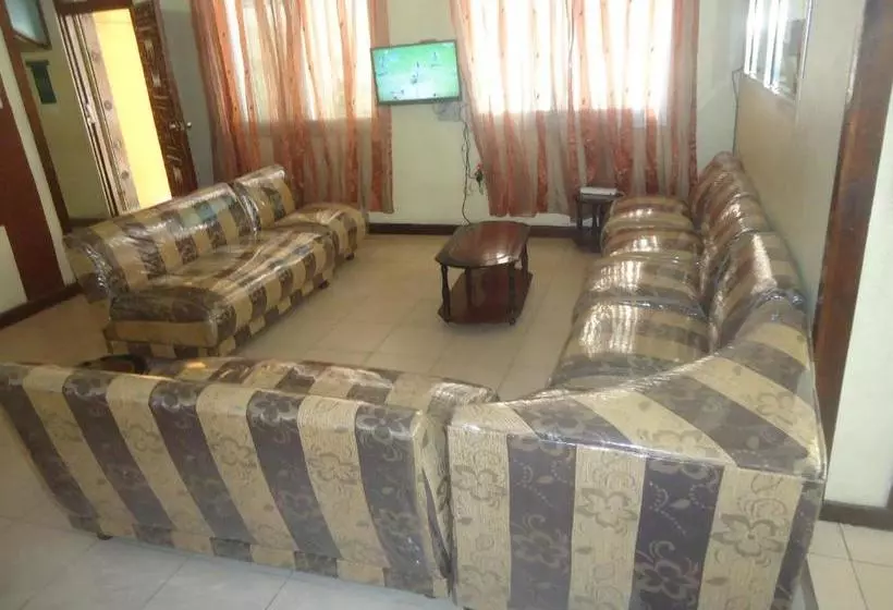 هاستل Safari Inn