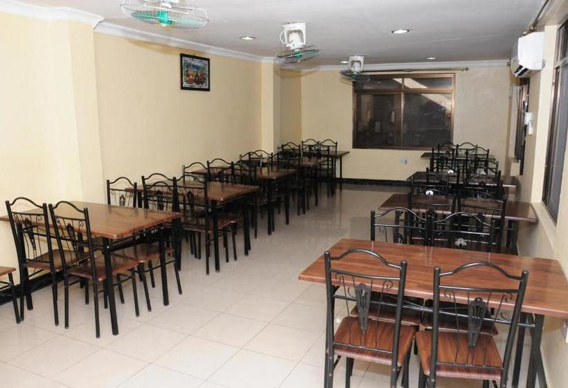 هاستل Safari Inn