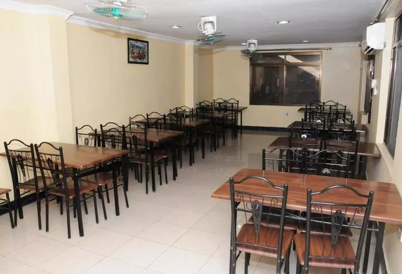 هاستل Safari Inn