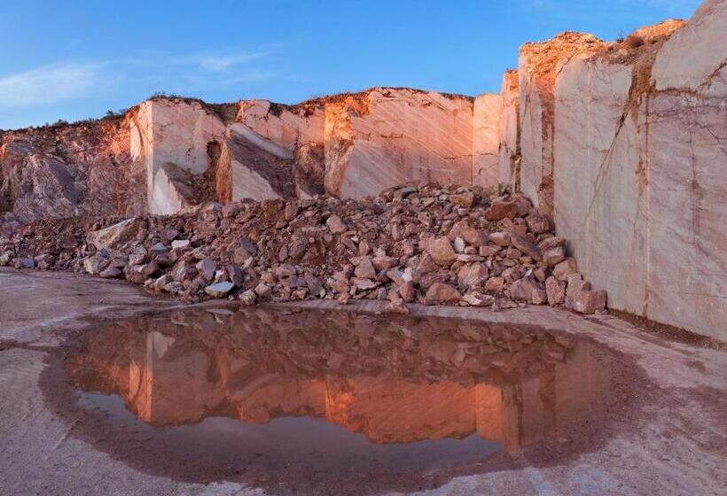 Отель Contact Hôtel Le Minervois   Hôtel & Restaurant Au Nord De Carcassonne