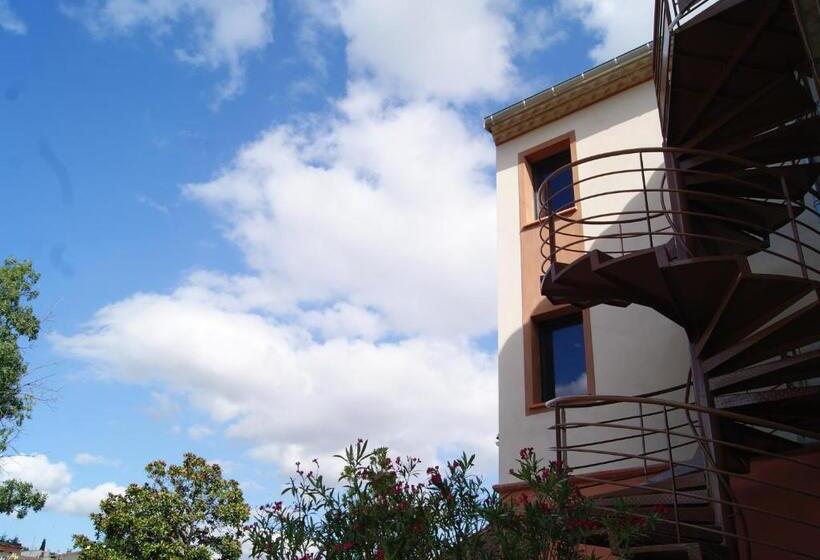 Отель Contact Hôtel Le Minervois   Hôtel & Restaurant Au Nord De Carcassonne