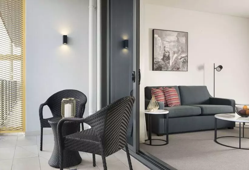 Hotelli Ramada By Wyndham Vetroblu Scarborough Beach