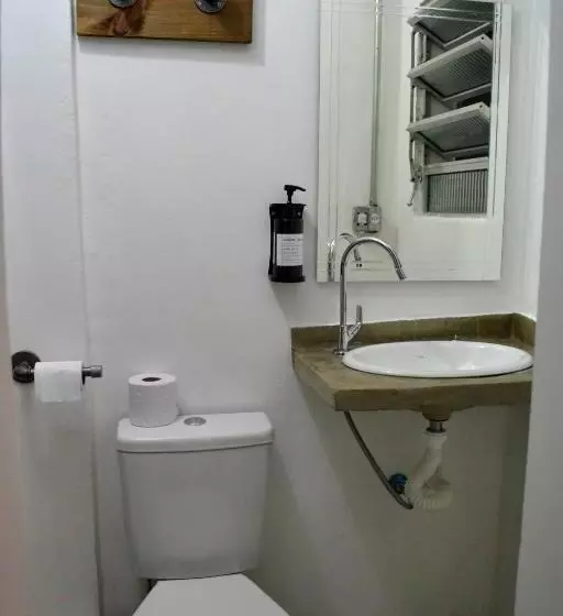 تختخواب و صبحانه Studio House