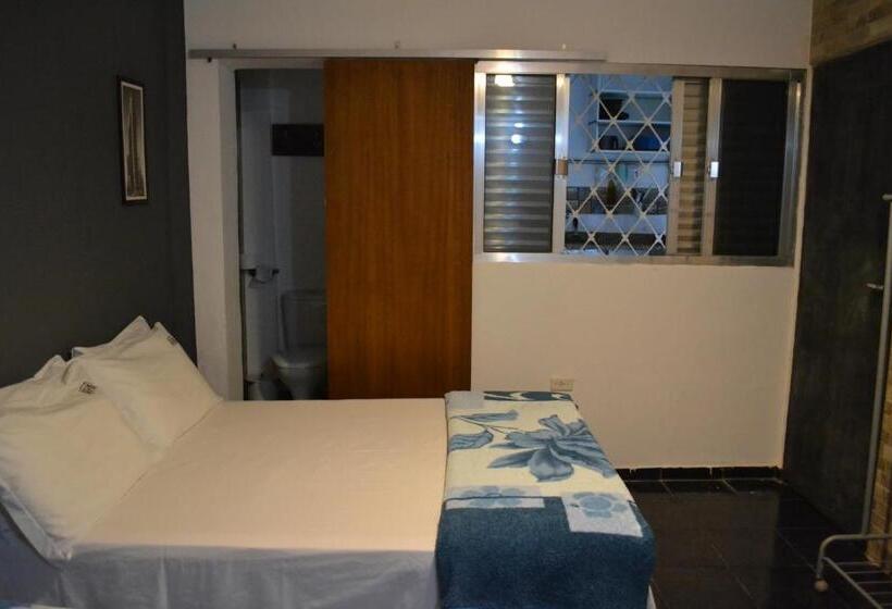 تختخواب و صبحانه Studio House