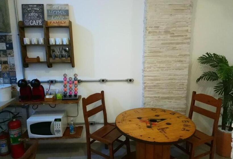 تختخواب و صبحانه Studio House