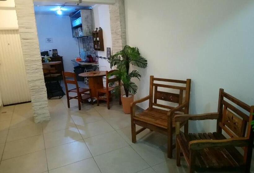 تختخواب و صبحانه Studio House