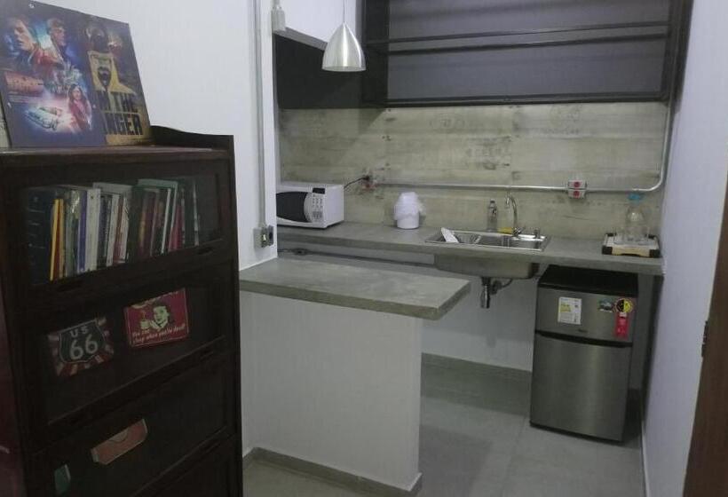 تختخواب و صبحانه Studio House