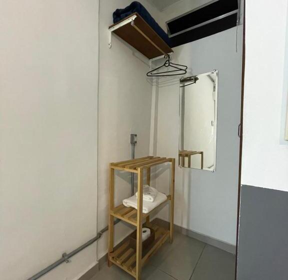 تختخواب و صبحانه Studio House