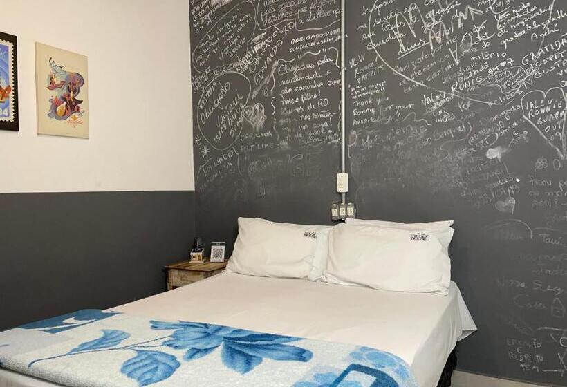 تختخواب و صبحانه Studio House