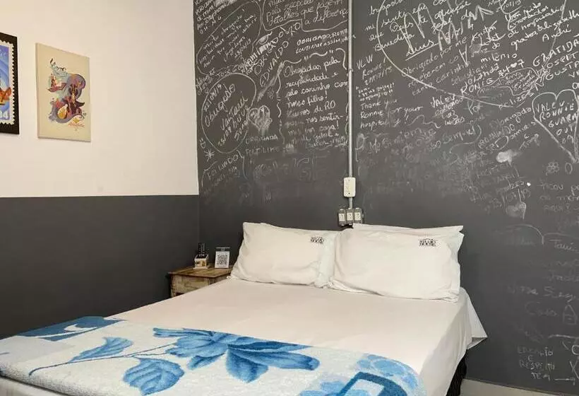 تختخواب و صبحانه Studio House