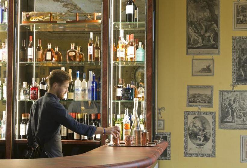 Отель 10 Castle Street