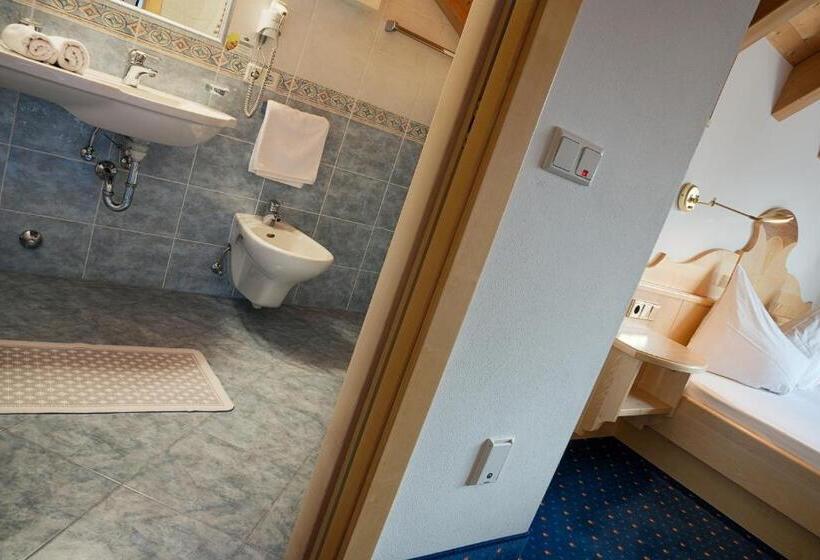 Отель Schwarzer Adler