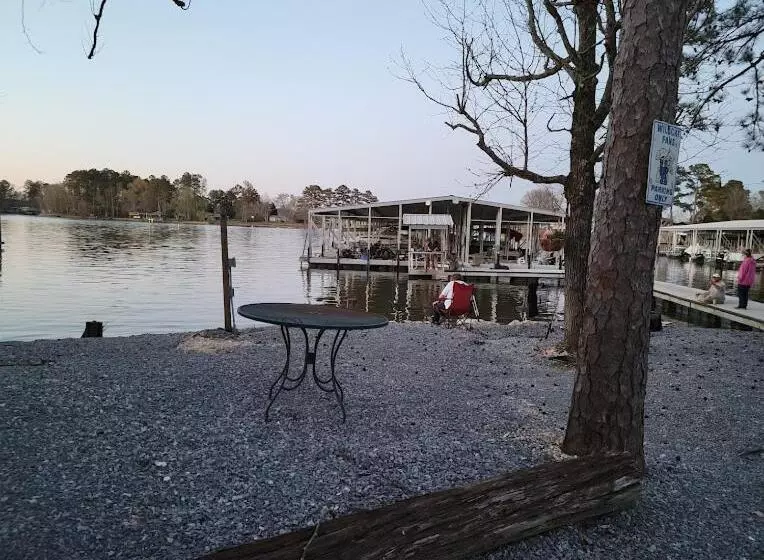 Motelli Bay Springs Country Inn & Marina