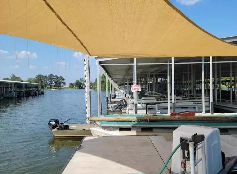 Motelli Bay Springs Country Inn & Marina