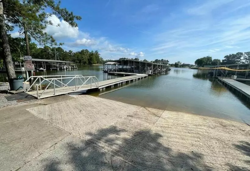 Motelli Bay Springs Country Inn & Marina