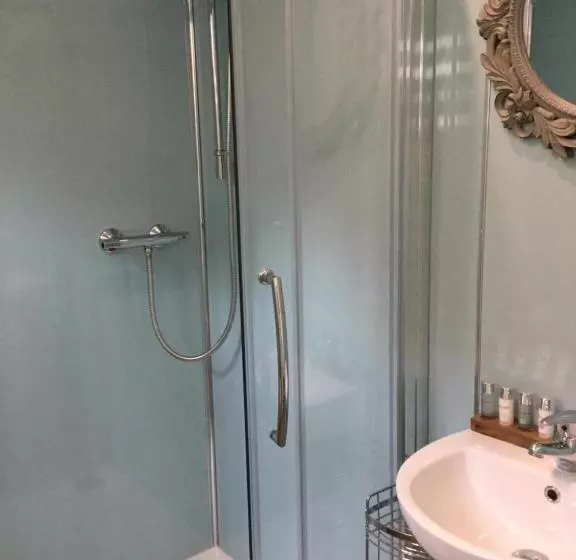 تختخواب و صبحانه Angel Cottage