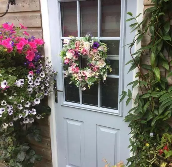 تختخواب و صبحانه Angel Cottage