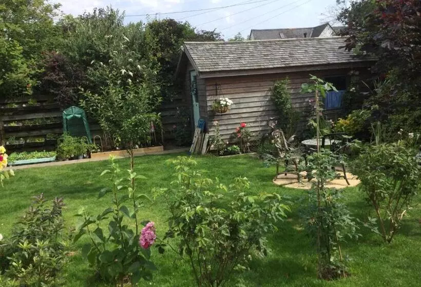 تختخواب و صبحانه Angel Cottage