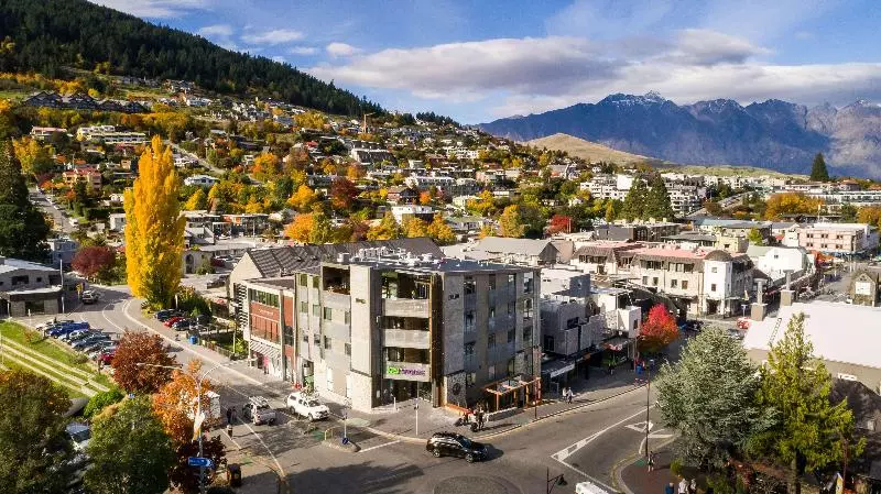 هتل Lylo Queenstown