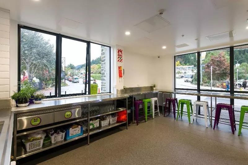 هتل Lylo Queenstown