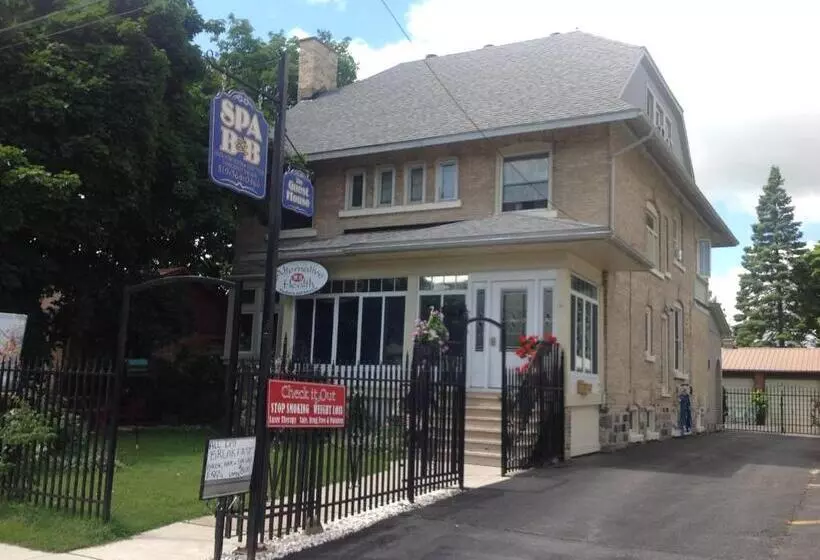 Aamiaismajoitus (B&B) 10th Avenue Guest House & Suites