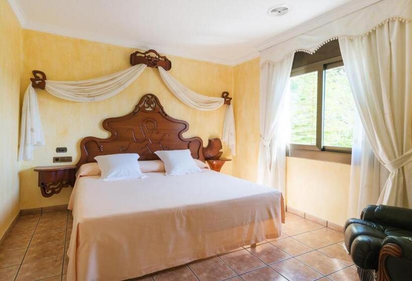 ホテル Restaurant Cal Petit