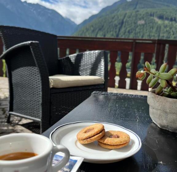 Отель Veduta Dell'adamello