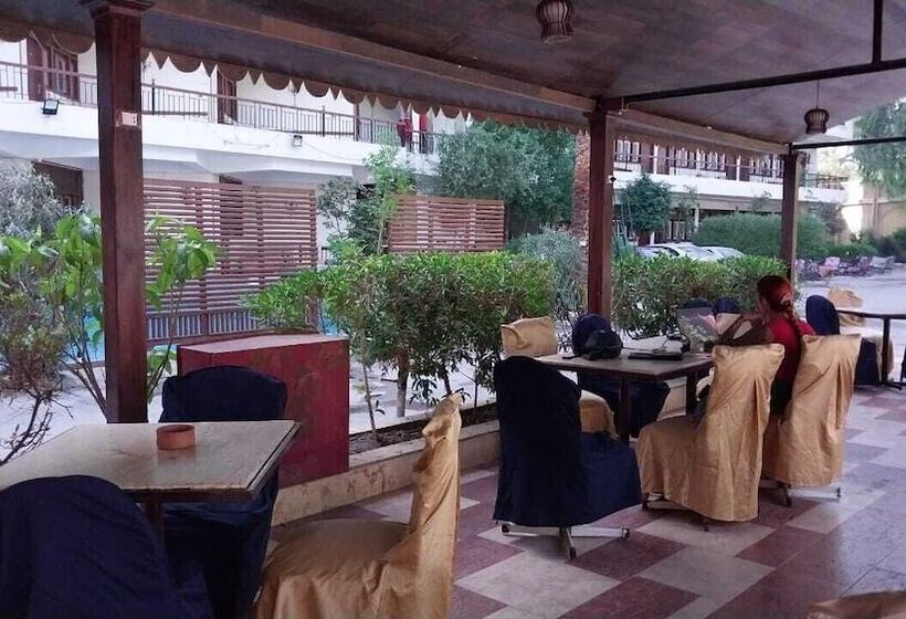 Rezeiky Hotel & Camp