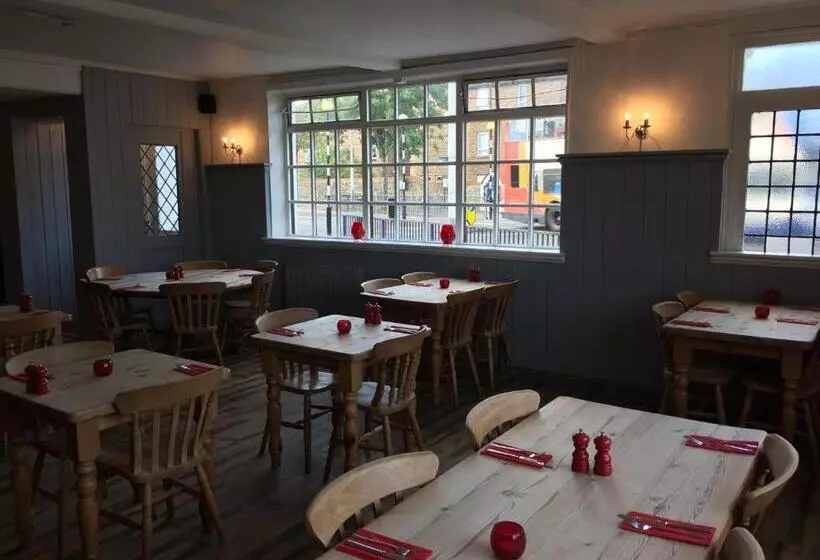 Hostelli The Red Lion