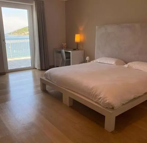 Hotelli Baia Dei Pini