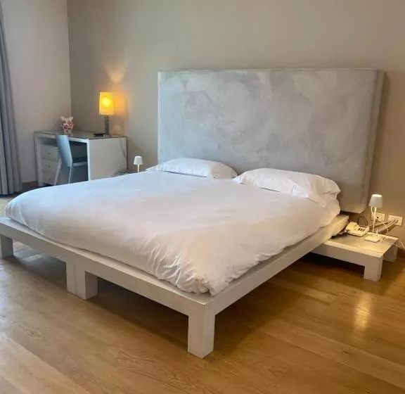 Hotelli Baia Dei Pini